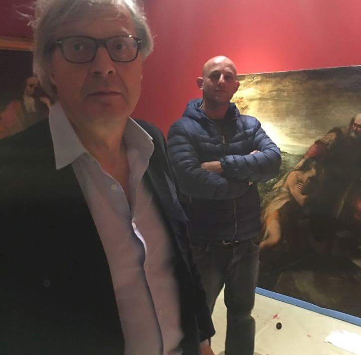 Paolo Gellano con Vittorio Sgarbi durante un allestimento